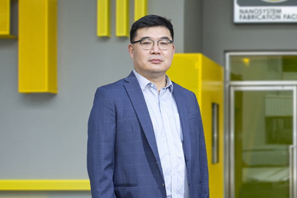 Prof. Kevin Chen has successfully fabricated a first-of-its-kind hybrid field-effect transistor which harnesses the complementary merits of gallium nitride and silicon carbide.
