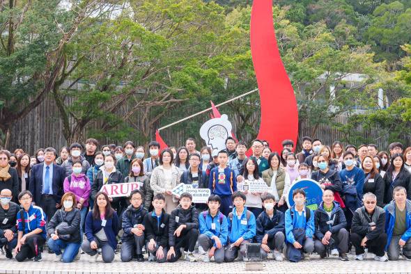 约80名中一至中三学生丶家长和教师於2024年1月27日参与了由科大工学院举办的「工程职业发展日」，探索不同工程领域的创新科技。 