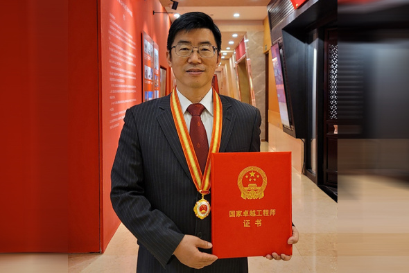 Among the 81 individuals and 50 teams who were honored with the inaugural National Engineer Awards, Prof. Zhang Limin is the only awardee from HKSAR.