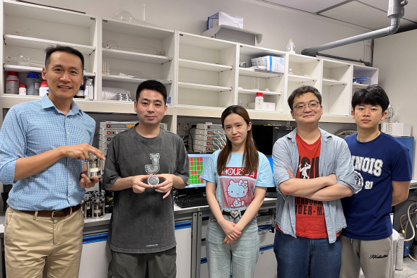 (From left) Prof. Yoonseob Kim, PhD student Huang Jun (first author of the paper), PhD student Li Chen, postdoctoral fellow Ki-Taek Bang, and PhD student Luo Hang