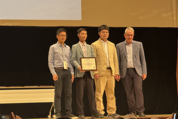 沈劭劼教授（左一）及其兩位前博士學生周博宇博士（左二）和徐浩博士（右二）於頒獎禮上獲頒2024年《IEEE 機械人學報》傅京孫最佳論文獎。這個獎項每年選出在該學報上發表的一篇最佳論文。