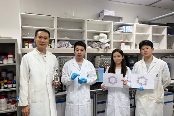 （（左起）科大化學及生物工程學系助理教授Yoonseob Kim以及其博士生：黃俊（論文第一作者）、李晨與羅航