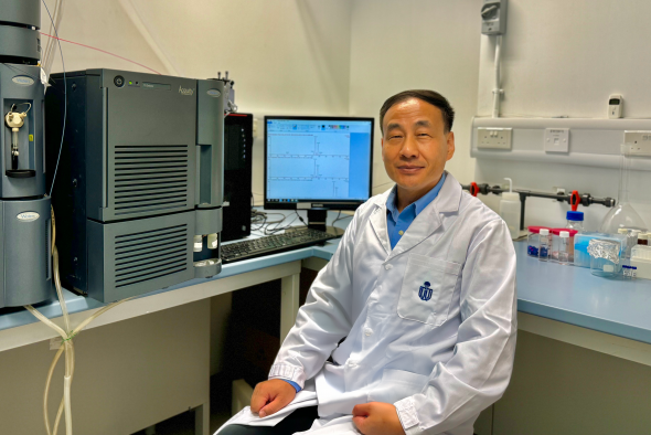 Prof. Zhang Xiangru discovers an effective and rapidly degradable disinfectant. Using the instrument known as “ultra-performance liquid chromatography/electrospray ionization-triple quadrupole mass spectrometry (UPLC/ESI-tqMS)”, he successfully detects the degradation products of 2,6-DCQ and determines the degradation pathway of 2,6-DCQ in seawater.