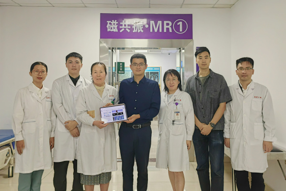 Assistant Professor Chen Hao (center) and PhD student Qiu Zelin (second right) from the School of Engineering, HKUST; Prof. Zhao Yinghua (third left), Dr. Xie Zhuoyao (first right) and other members of the research team from the Third Affiliated Hospital of Southern Medical University.