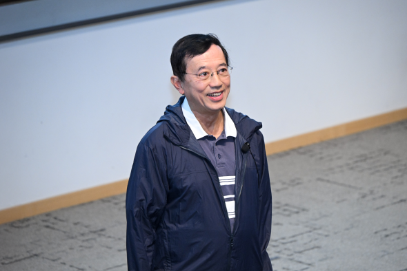 Prof. Ping K. Ko, HKUST Honorary Fellow and former Dean of Engineering, gave an insightful talk to School of Engineering faculty members on October 23, 2024. 
