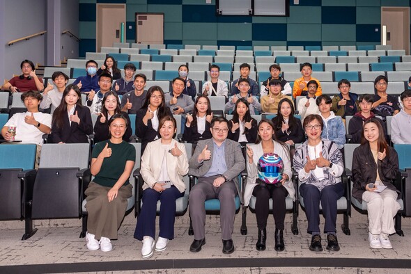 Miss Vivian Siu (front row, third right) inspired HKUST students with her remarkable journey from a novice driver to a pioneering figure in motorsport. Miss Vivian Siu (front row, third right) inspired HKUST students with her remarkable journey from a novice driver to a pioneering figure in motorsport.