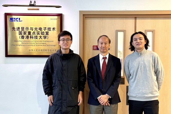 The research team is under the supervision of Prof. Kwok Hoi-Sing (center), Founding Director of the State Key Laboratory of Advanced Displays and Optoelectronics Technologies at HKUST. Core member Dr. Feng Feng (left), a postdoctoral research fellow at HKUST’s Department of Electronic and Computer Engineering (ECE), serves as the first author. The team also includes ECE postdoctoral research fellow Dr. Liu Yibo (right).