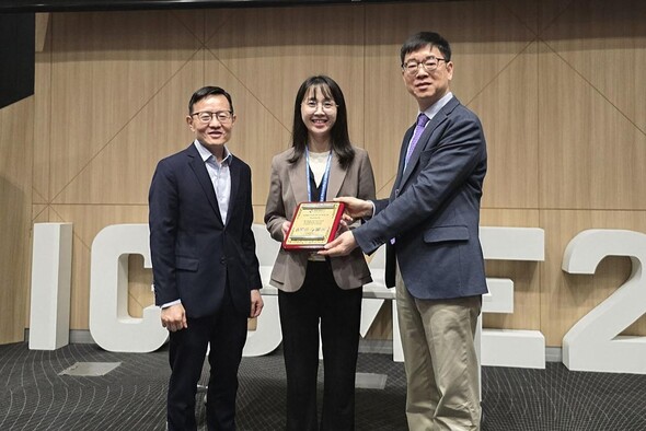 Prof. Lim Chwee-Teck (left), chair of the 18th International Conference on Biomedical Engineering 2024 (ICBME 2024), and Prof. Hsing I-Ming (right), President of the Asia Pacific Biomedical Engineering Consortium (APBEC) and Professor of Chemical and Biological Engineering at HKUST, presented the APBEC Young Scholar Award to Prof. Hnin Y. Y. Nyein at ICBME 2024.