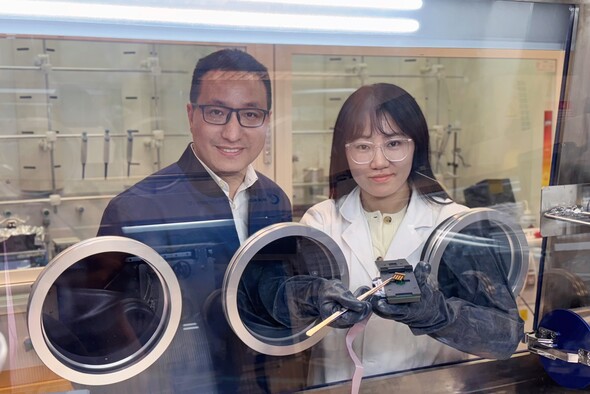 Prof. Zhou Yuanyuan (left) and Dr. Hao Mingwei (right) demonstrate a stability test of their newly developed cation-homogenized perovskite solar cells.