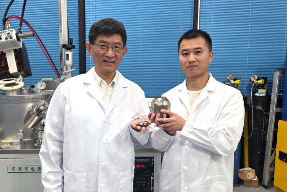 Professor Sun Qingping (left) and Research Assistant Professor Li Qiao (right), both from the Department of Mechanical and Aerospace Engineering at HKUST, demonstrate their newly developed Ti₇₈Nb₂₂ elastic alloy. Professor Sun Qingping (left) and Research Assistant Professor Li Qiao (right), both from the Department of Mechanical and Aerospace Engineering at HKUST, demonstrate their newly developed Ti₇₈Nb₂₂ elastic alloy.