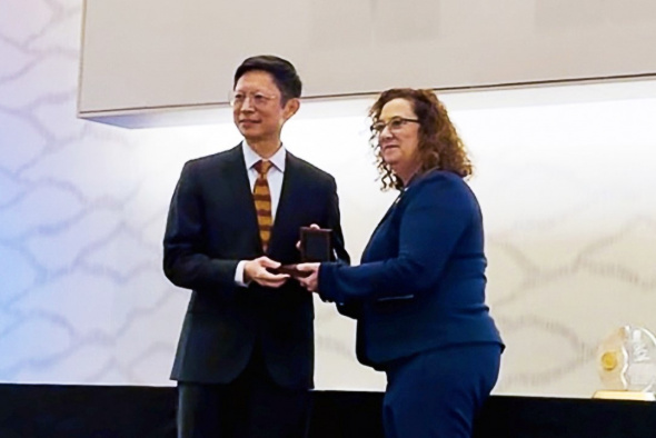 Prof. Fugee Tsung (left) received the 2025 Shewhart Medal from the American Society for Quality (ASQ) – the Nobel Prize in the field of quality – at the ASQ World Conference on Quality and Improvement, held in the United States on May 4, 2025. He is among the very few Chinese scholars who have received this prestigious honor since it was first presented in 1948. Prof. Fugee Tsung (left) received the 2025 Shewhart Medal from the American Society for Quality (ASQ) – the Nobel Prize in the field of quality – at the ASQ World Conference on Quality and Improvement, held in the United States on May 4, 2025. He is among the very few Chinese scholars who have received this prestigious honor since it was first presented in 1948.