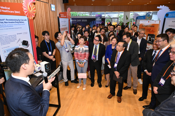 Distinguished guests learn about the latest HKUST inventions. Distinguished guests learn about the latest HKUST inventions.