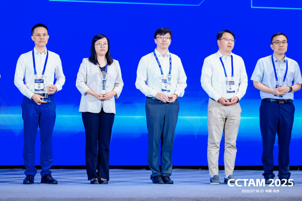 傅林教授（左一）于2025年7月19日在湖南长沙举行的「中国力学大会2025」上，获颁第十九届中国力学学会青年科技奖。傅教授是全国获得此奖的十位得奖者之一，也是唯一一位来自本港大学的得奖人。