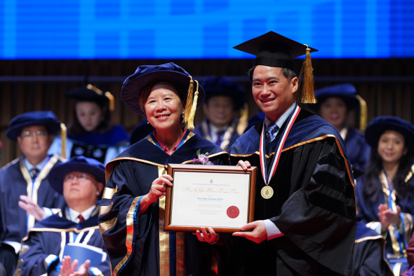 陈锐斌教授（右）于 10 月 18 日举行的香港科技大学学位颁授典礼 2025 上，获校长叶玉如教授颁发「祁敖卓越教学服务奖章」，以表扬他在教学与课程发展上成就卓越，热心培育英才，竭诚推动大学的教育使命。