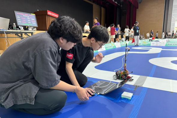 HKUST students tuned their regular photoelectric robot during the preparation time. HKUST students tuned their regular photoelectric robot during the preparation time.