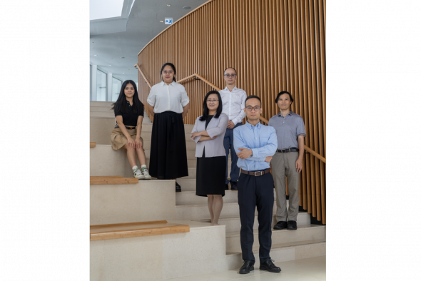 香港科技大學的研究團隊成員包括王岑博士（前排）、蘇慧教授（中排左）、翟成興教授（中排右）、俞世煒博士（後排右）、莫慧偲（後排左）和王彦笳（後排中）。