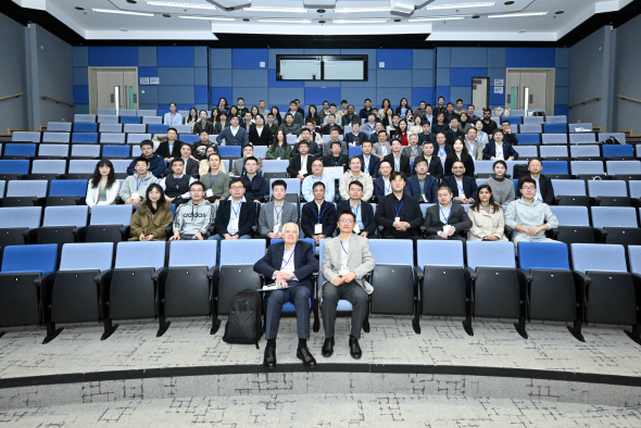 The International Electrochemistry Summit 2025, held as part of HKUST’s 35th anniversary celebrations, brought together over 40 distinguished speakers and more than 50 participants from across the global electrochemical research community to the HKUST campus on December 27-30, 2025.