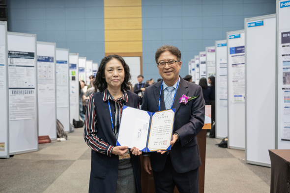 Prof. Eun-Soon Im (left) received the Climate Science Award from the Korean Meteorological Society for her significant contributions to the advancement of climate science through interdisciplinary research and scholarly endeavors that exemplify the effective utilization of climate data to identify how human activities impact regional climate change.