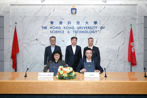 科大牽頭的香港太空機械人與能源中心與東大簽署合作協議，建立長期穩定的戰略合作夥伴關係。協議在南京市人民政府市長李忠軍先生（後排中）、科大校董會主席沈向洋教授（後排左），以及東大黨委書記鄔小撐先生（後排右）見證下，由香港太空機械人與能源中心主任、科大空間可持續發展人工智能與機器人研究中心主任、太空科學與技術研究院聯席院長兼機械及航空航天工程學系教授高揚教授（前排左），以及東大港澳台辦公室主任王晨先生（前排右）代表簽署。