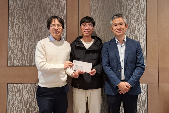 Civil Engineering PhD student Yang Chanyi (center) and his supervisor Prof. Zhao Jidong (right), Professor of the Department of Civil and Environmental Engineering, along with Prof. Law Kam-Tuen (left), Director of the HKUST Research Office and Chair Professor of the Department of Physics