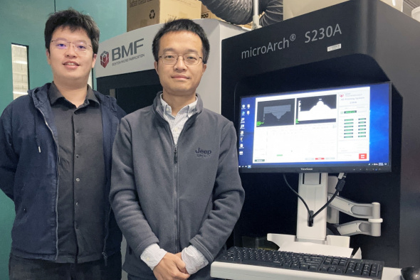 Prof. Hu Wenqi (right), his postgraduate student Chen Xi (left), and other research team members at HKUST develop the world’s first bio-inspired artificial cilia system, advancing breakthroughs in medical and microrobotics applications.