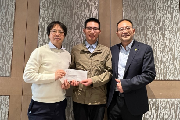 計算機科學及工程學博士生師宇哲（中）及其博士指導老師、跨學科學院院長 及計算機科學及工程學系講座教授屈華民（右）與研發事務辦公室主任兼物理學系講座教授羅錦團（左）。