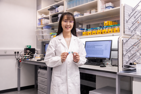 科大化学及生物工程学系助理教授Hnin Yin Yin Nyein教授展示她与研究团队开发的异质模态表皮液态金属贴片，简称HELP。