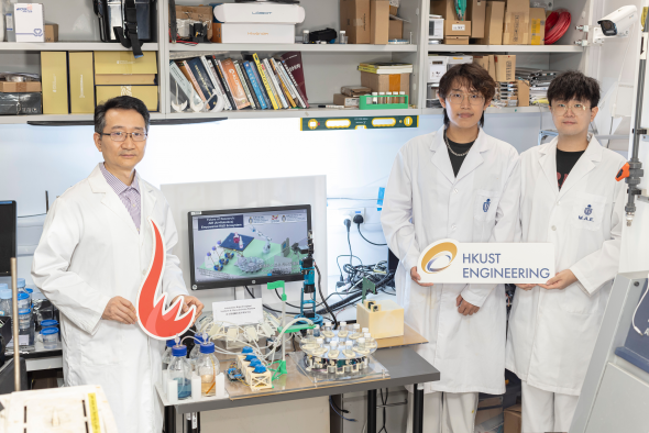 The autonomous high-throughput synthesis and characterization platform placed on the table was developed by a HKUST research team from the Department of Mechanical and Aerospace Engineering. Team members include Prof. Yang Jinglei (first left), Professor of the Department of Mechanical and Aerospace Engineering, PhD student Ma Guoxiong (first right), and MPhil graduate Cui Haozhe (second right).
