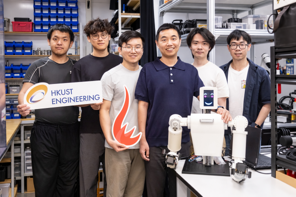 科大電子及計算機工程學系申亞京教授（右三）與研究團隊成員，包括唐一峰博士（左三）、印天慈（右二）、李根博士（左二）、凌征榕（右一）及王鶴翔（左一），展示團隊研發的具身感知驅動機械臂 EmArm。