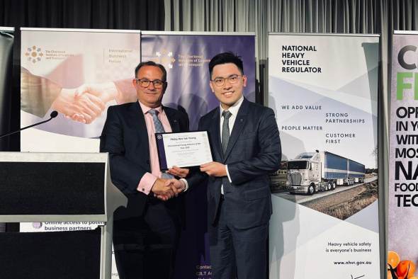 杨伟诺（右）于2022 年 10 月在澳洲珀斯举行的国际物流与运输学会国际会议上获颁「2022年度国际青年成就奖」。