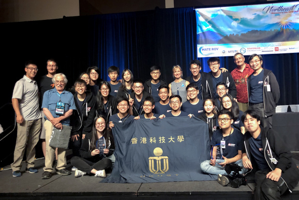 Prof. Tim WOO (first right, back row), HKUST ROV Team members, as well as organizers of the MATE International ROV Competition