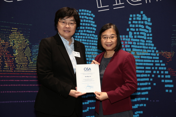 Prof. Kei May LAU (right) was presented the OSA fellow plaque by OSA Vice President Prof. Constance J. CHANG-HASNAIN at the Conference on Lasers and Electro-Optics 2019 in San Jose, California, US on 7 May. 