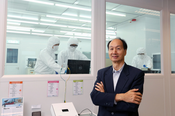 Prof. Kwok Hoi-Sing, who has spent over a quarter of a century researching on display technology, said he felt tremendously honored to receive the prestigious Jan Rajchman Prize.