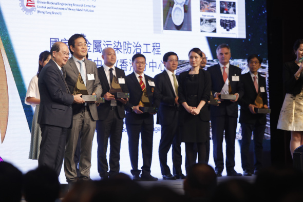 Prof. CHEN Guang-hao received the prestigious Hong Kong Green Innovations Awards - Gold Award from Mr. Matthew CHEUNG Kin-Chung (first from left), Acting Chief Executive of the HKSAR at the presentation ceremony of the Hong Kong Awards for Environmental Excellence 2018.