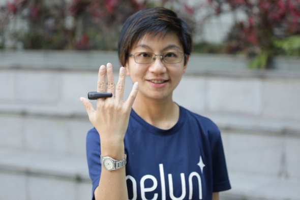 Lydia demonstrates how the BelunTM Ring is worn.