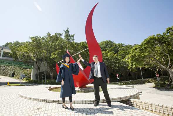 Michelle, part of the HKUST Engineering Class of 2017, she celebrates her graduation with her mentor Simon