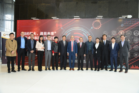 (8th from left) Prof Tony F Chan, President of HKUST; Prof Tim Cheng, Dean of Engineering, HKUST; Prof Qiang Yang, Director of HKUST Big Data Institute; (1st from left) Prof Lei Chen, Associate Director of HKUST Big Data Institute, and distinguished guests from academia and industry.	
