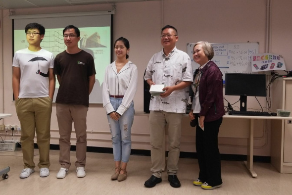 Prof Richard So (2nd from right) and his PhD students (from left) Shutao Chen, Jun Hui and Tingyi Wang received a souvenir from Ms Vivian Wong, Chairlady of the Hong Kong Parents Association for the Hearing Impaired.