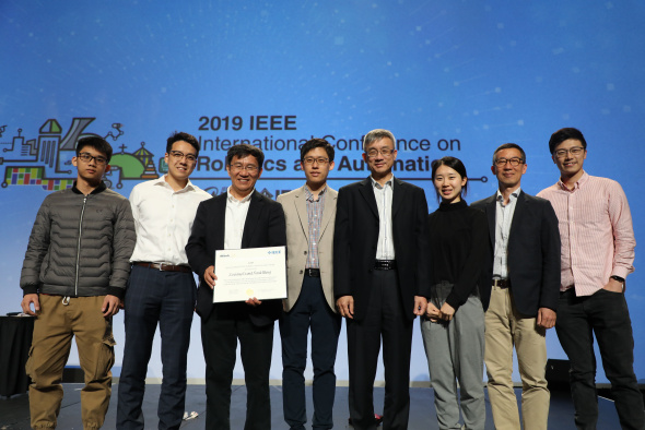 (From third left) Prof. LI Zexiang, Prof. SEO Jungwon, Prof. Michael WANG, Director of HKUST Robotics Institute, and (second right) Prof. Frank PARK, Visiting Professor of HKUST Robotics Institute