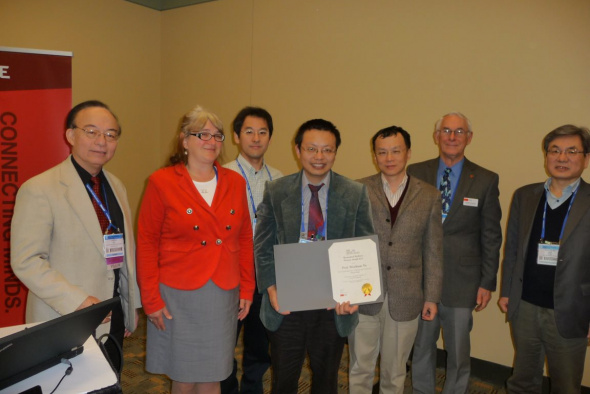 Prof Weichuan Yu won the Biomedical Wellness Pioneer Award at the 2013 SPIE DSS Meeting