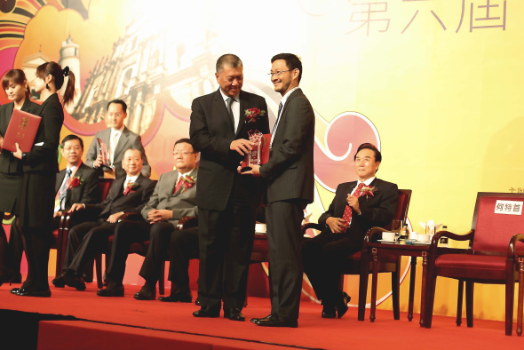 Prof Jack Lau Received “The 2009 Excellence in Achievement of World Chinese Youth Entrepreneurs” Award