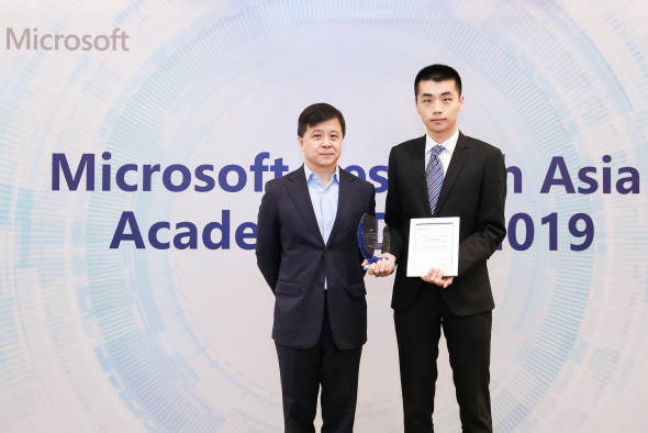 Zhang Hongming (right), one of 12 MRSA 2019 awardees out of 101 applicants, received the award from Dr. Hon Hsiao-Wuen, Corporate Vice President, Microsoft Asia-Pacific R&D Group, Microsoft Research Asia.