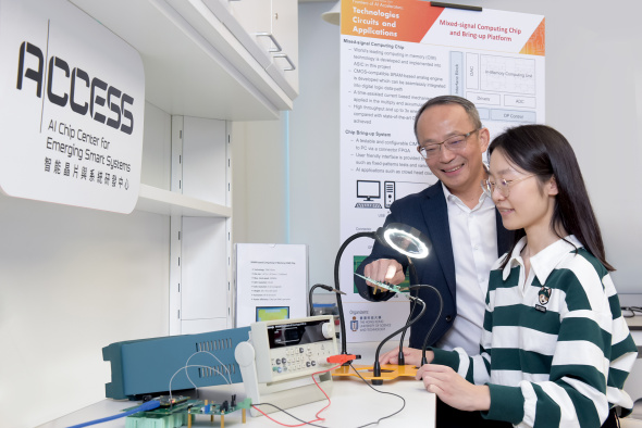 Prof. Tim Cheng together with PhD student Wang Xiaomeng at work at the AI chip design center. 
