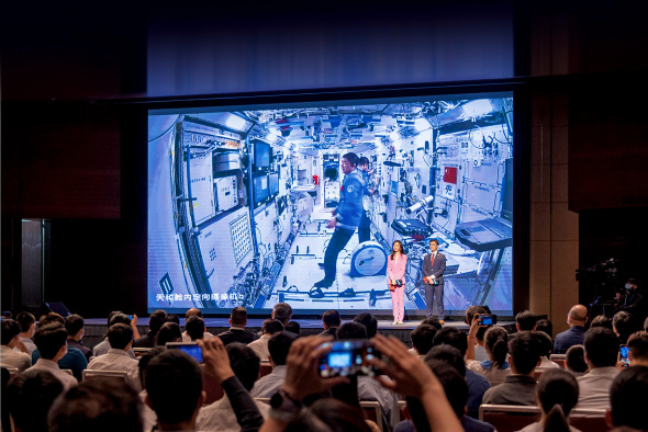School of Engineering fresh graduate Marco Clark and professional media anchor Zhu Dan hosting the extraterrestrial encounter. School of Engineering fresh graduate Marco Clark and professional media anchor Zhu Dan hosting the extraterrestrial encounter.