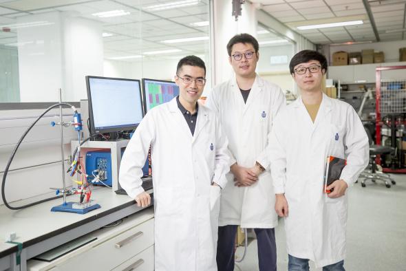 （左起）陳擎教授與其研究團隊成員李良昱（博士後研究員）及肖狄文（博士生）於科大能源研究院實驗室內。工作桌上正是為製造納米多孔鋅金屬電極而設的裝置。