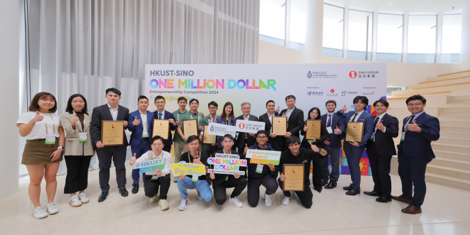 Ir Andrew Young, Advisor (Innovation) of Sino Group and Adjunct Professor of the Division of Integrative Systems and Design at HKUST; Prof. Carrie Ling, Director of HKUST Entrepreneurship Center, and the winners.