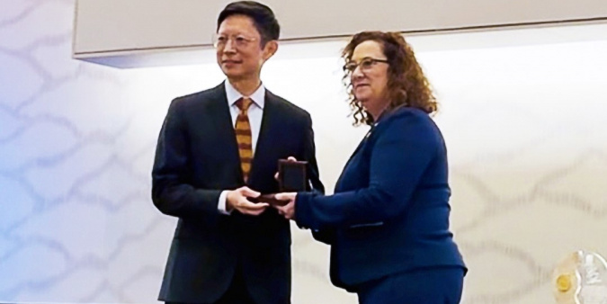 Prof. Fugee Tsung (left) received the 2025 Shewhart Medal from the American Society for Quality (ASQ) – the Nobel Prize in the field of quality – at the ASQ World Conference on Quality and Improvement, held in the United States on May 4, 2025. He is among the very few Chinese scholars who have received this prestigious honor since it was first presented in 1948. Prof. Fugee Tsung (left) received the 2025 Shewhart Medal from the American Society for Quality (ASQ) – the Nobel Prize in the field of quality – at the ASQ World Conference on Quality and Improvement, held in the United States on May 4, 2025. He is among the very few Chinese scholars who have received this prestigious honor since it was first presented in 1948.