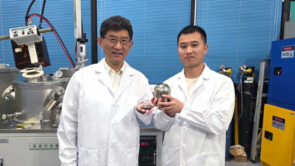 科大机械及航空航天工程学系教授孙庆平（左）及研究助理教授黎桥（右）展示其团队研发的Ti₇₈Nb₂₂新型弹性合金。