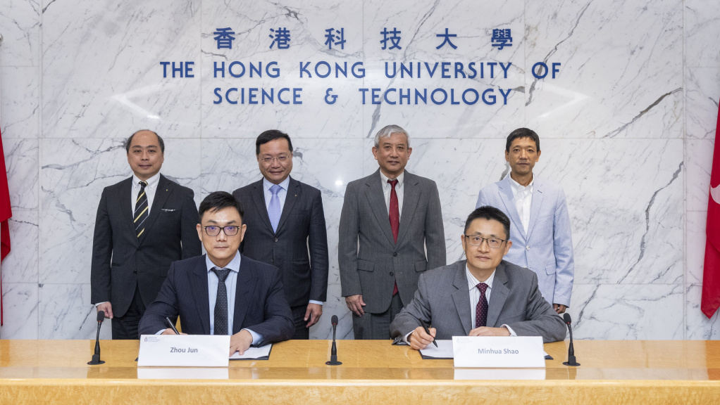 Witnessed by Prof. Penger Tong (second right, back row), HKUST Associate Vice-President for Research and Development (Research); Prof. George Yuan Jie (first right, back row), HKUST Associate Dean of Engineering (Strategic Planning and Development); Mr. Edmund Yeung Lui-Ming (second left, back row), Executive Director and Chief Financial Officer of Towngas; and Mr. Don Cheng Hill-Kwong (first left, back row), Chief Operating Officer – Hong Kong Business of Towngas, the MoU was signed by Prof. Shao Minhua (r