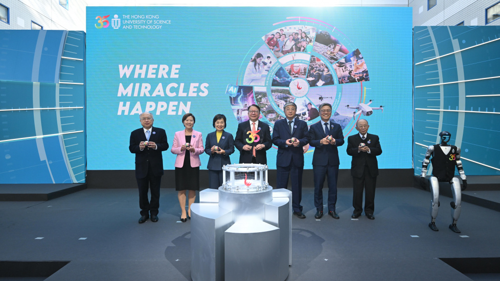 The Chief Secretary for Administration of the HKSAR Government Mr. Chan Kwok-Ki (middle), Deputy Director of LOCPG Mr. Luo Yonggang (third right), Secretary for Education of the HKSAR Government Dr. Christine Choi Yuk-lin (third left) and members of the HKUST leadership team, including Pro-Chancellor Dr. John Chan Cho-Chak (first right), Council Chairman Prof. Harry Shum (second right), Court Chairman Dr. the Honorable Andrew Liao Cheung-Sing (first left), and President Prof. Nancy Ip (second left) inaugura